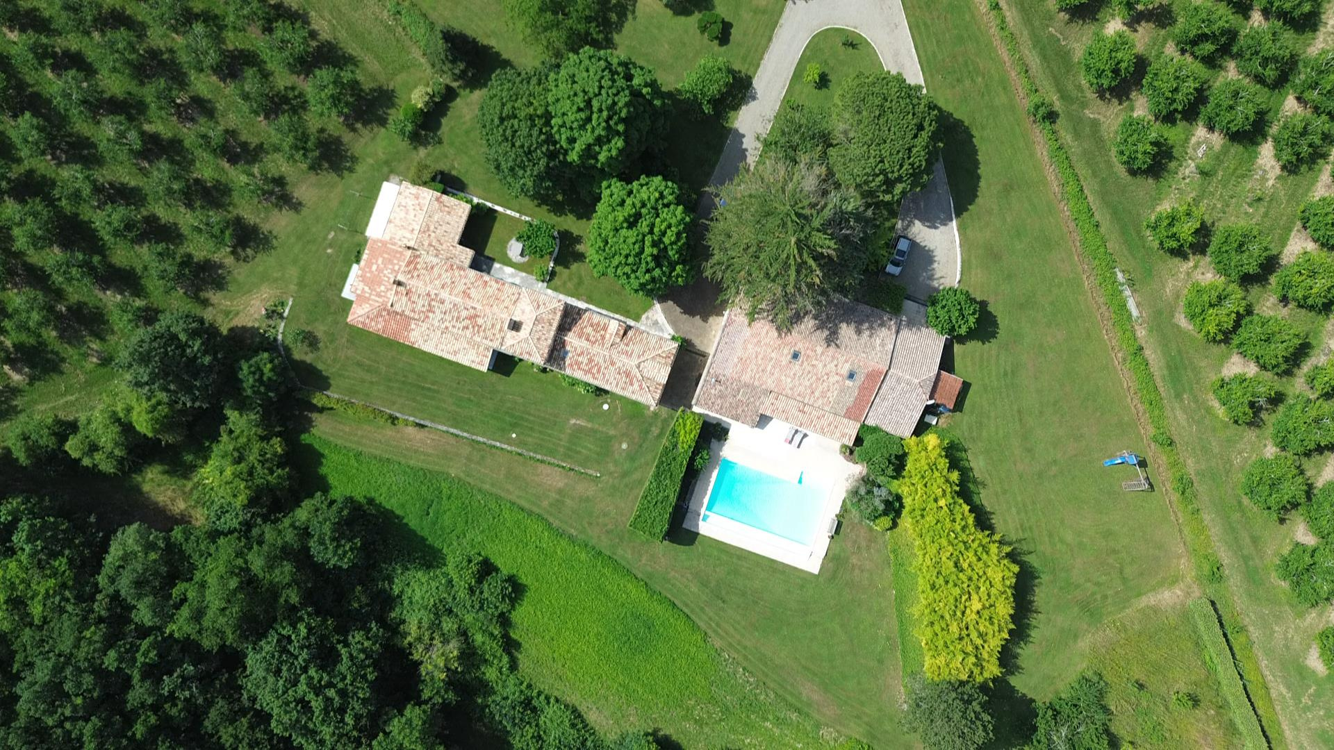 Propriété avec vue exceptionnelle, deux gites et piscine.