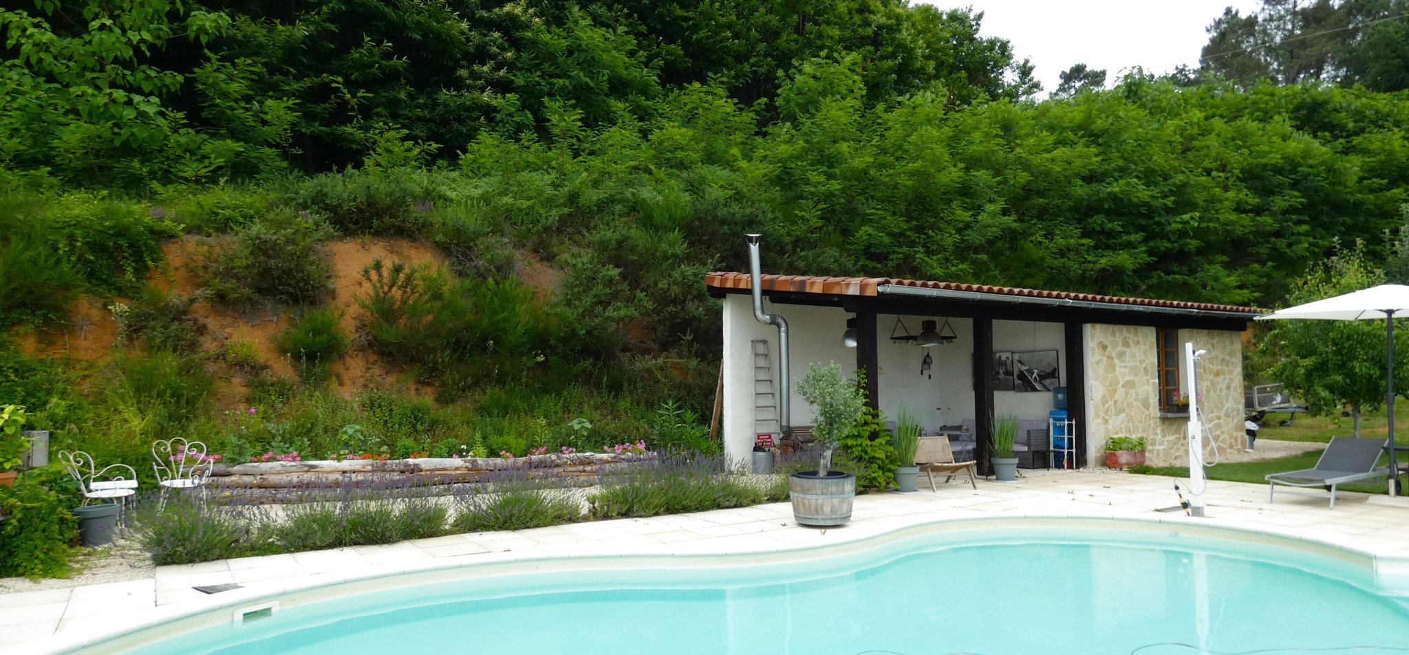 Construction de haute qualité avec piscine, gîtes et 1,5 ha