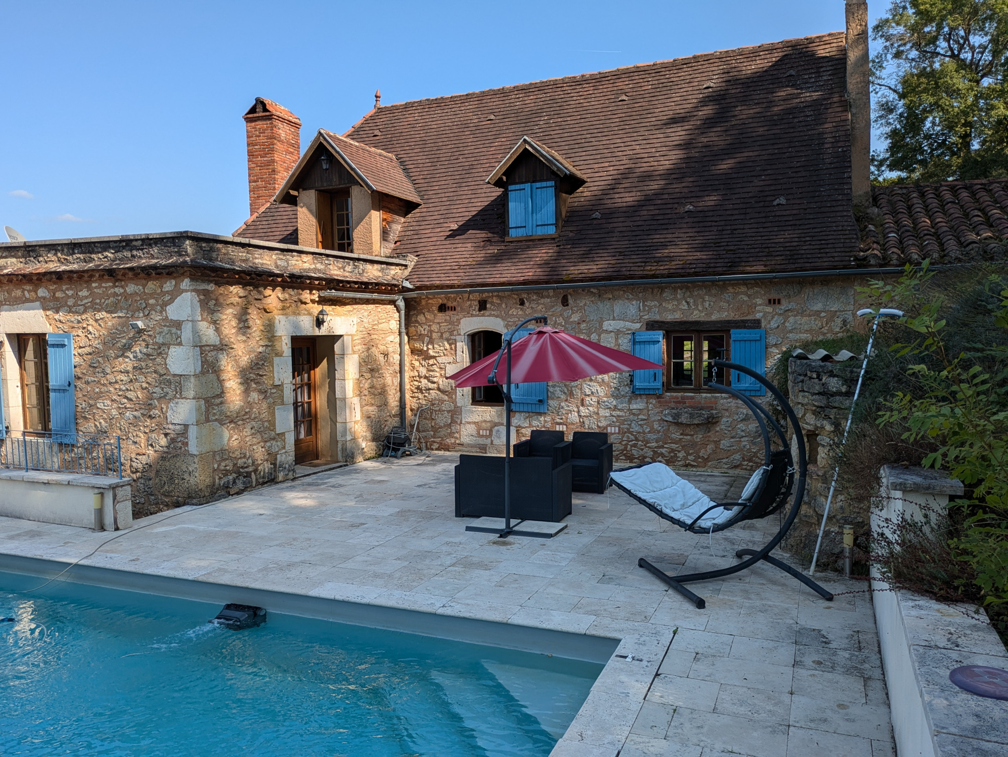 Propriété de 10 ha, deux maisons et... une piscine sur le toit !
