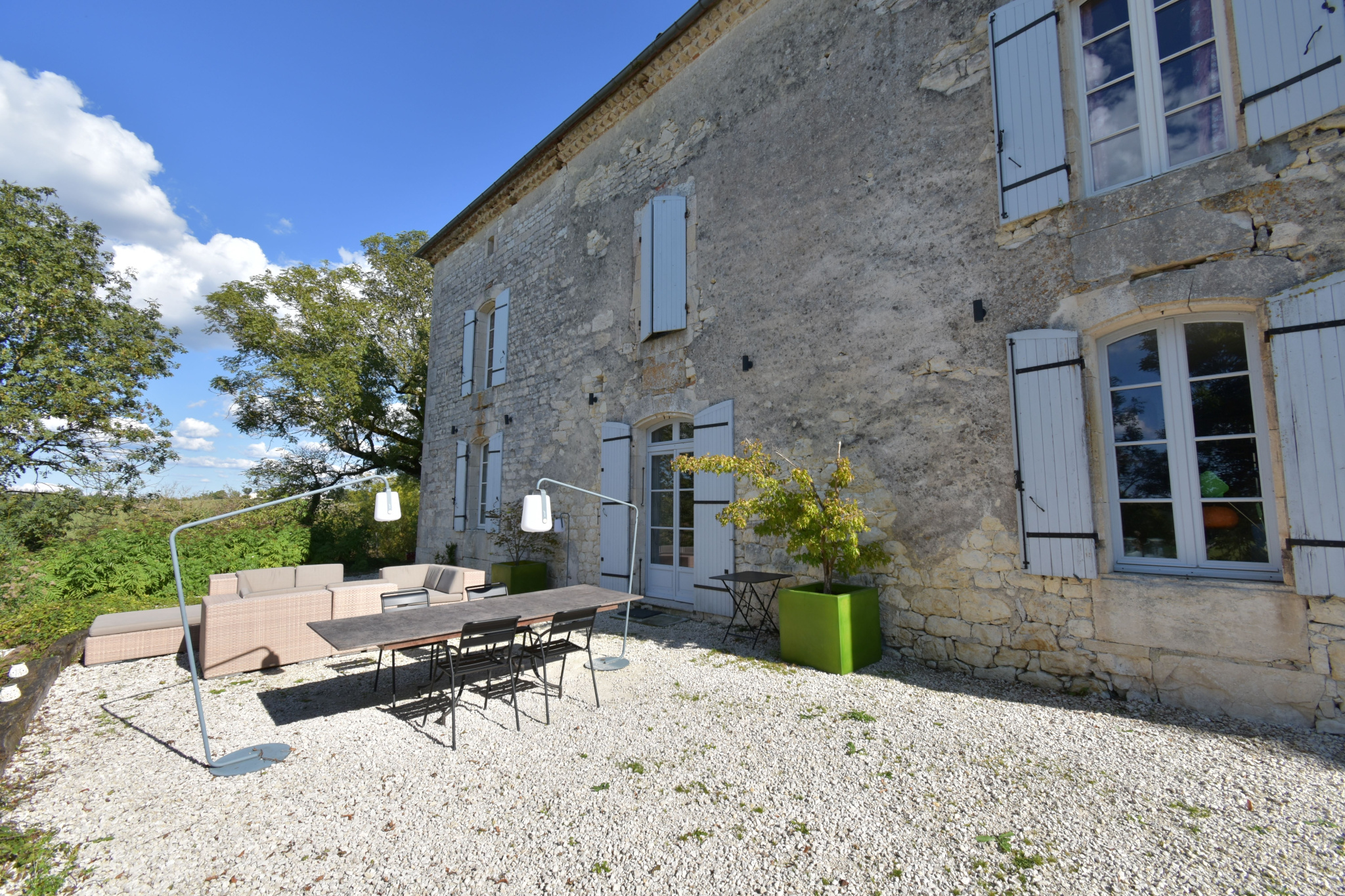 Prestigieux manoir et ses dépendances, piscine et prairies.