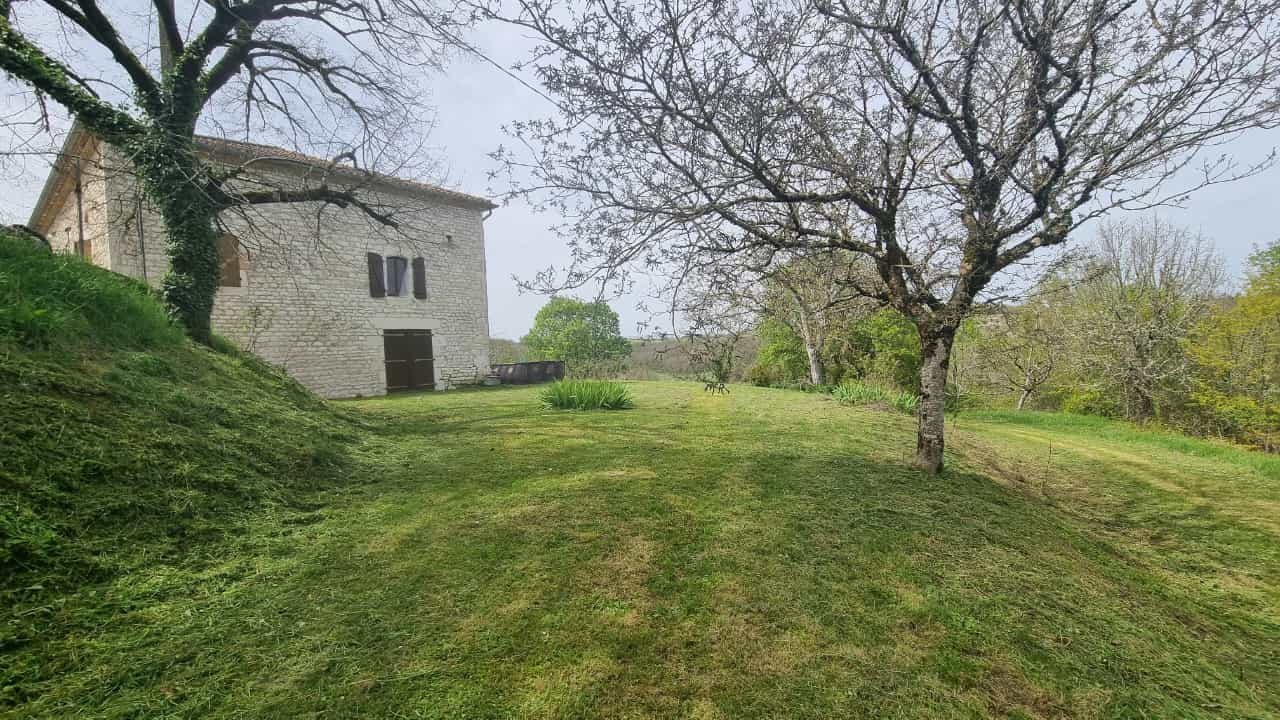 Ancien corps de ferme en situation dominante en sortie d'un hameau