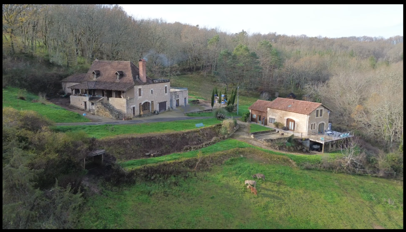 Propriété de 10 ha, deux maisons et... une piscine sur le toit !