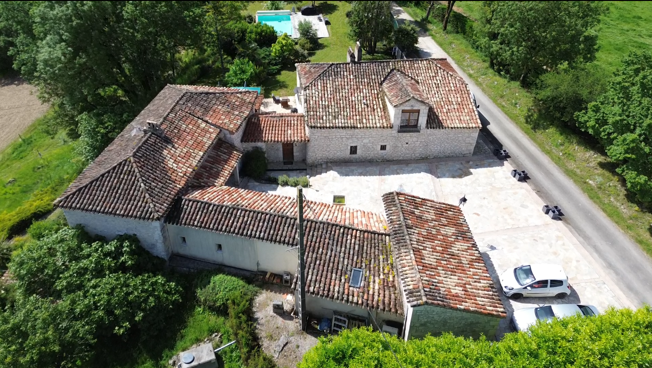 Propriété quercynoise en pierres avec piscine, chambre d'hôte et maison d'amis.
