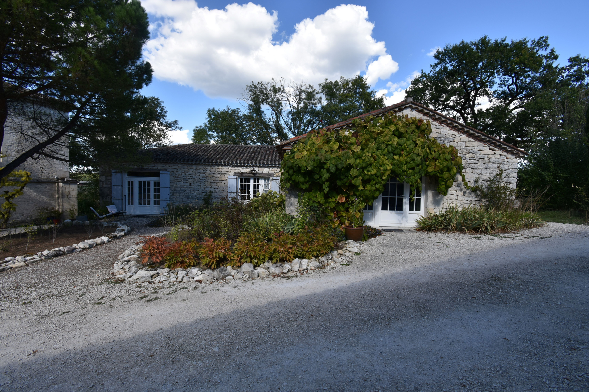 Prestigieux manoir et ses dépendances, piscine et prairies.