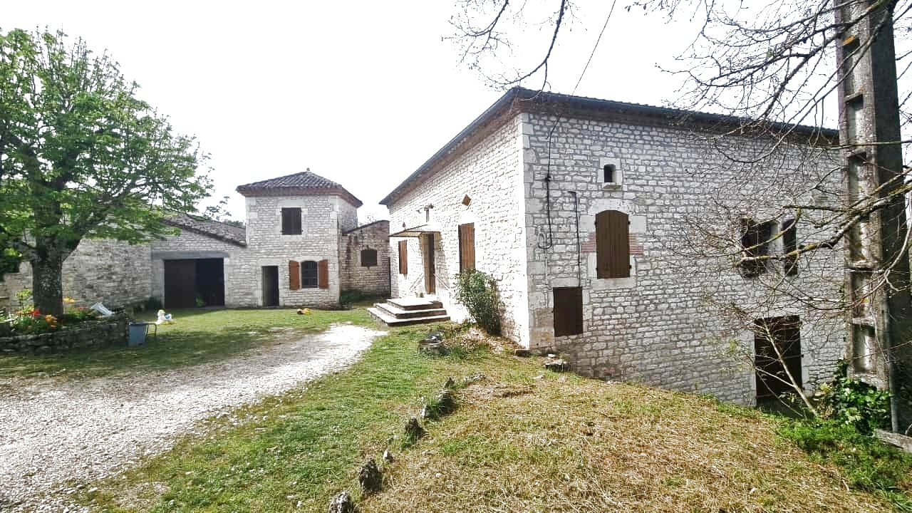Ancien corps de ferme en situation dominante en sortie d'un hameau