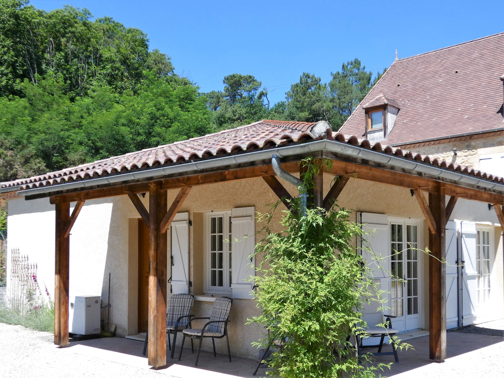 Construction de haute qualité avec piscine, gîtes et 1,5 ha