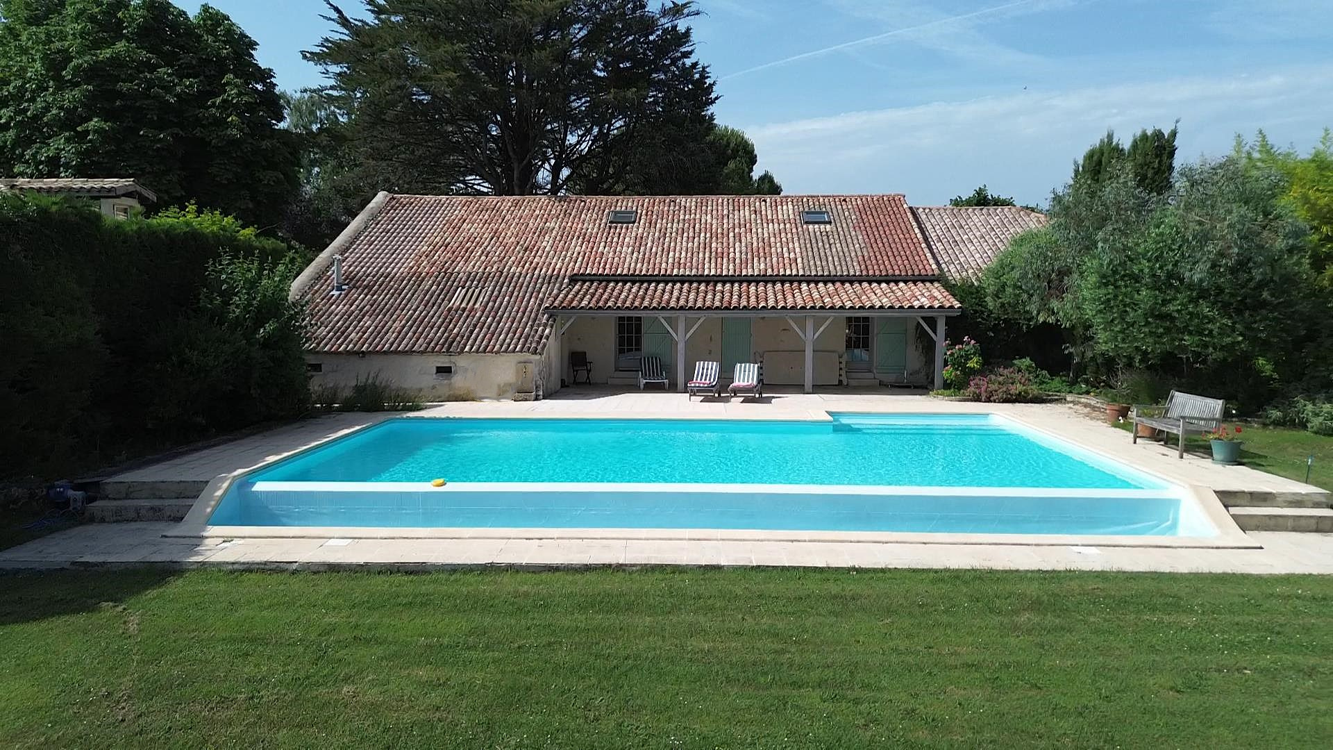 Propriété avec vue exceptionnelle, deux gites et piscine.