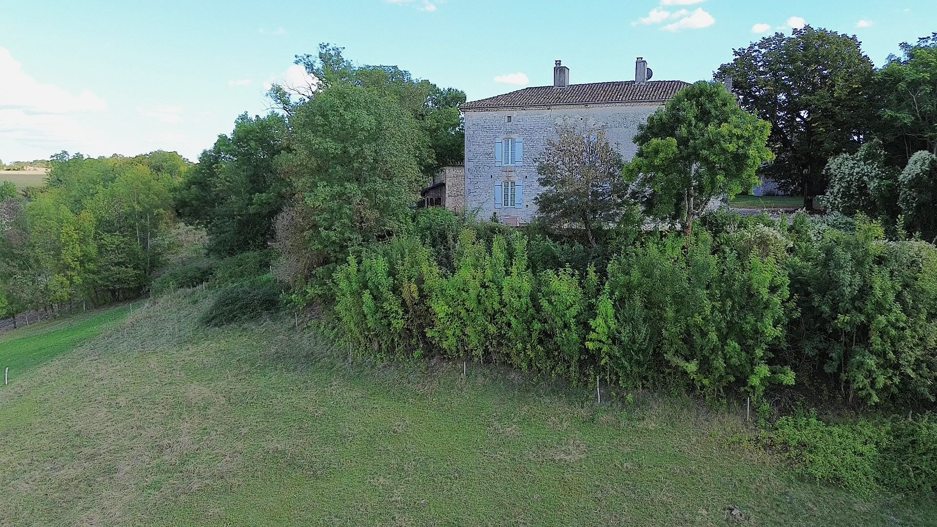 Prestigieux manoir et ses dépendances, piscine et prairies.