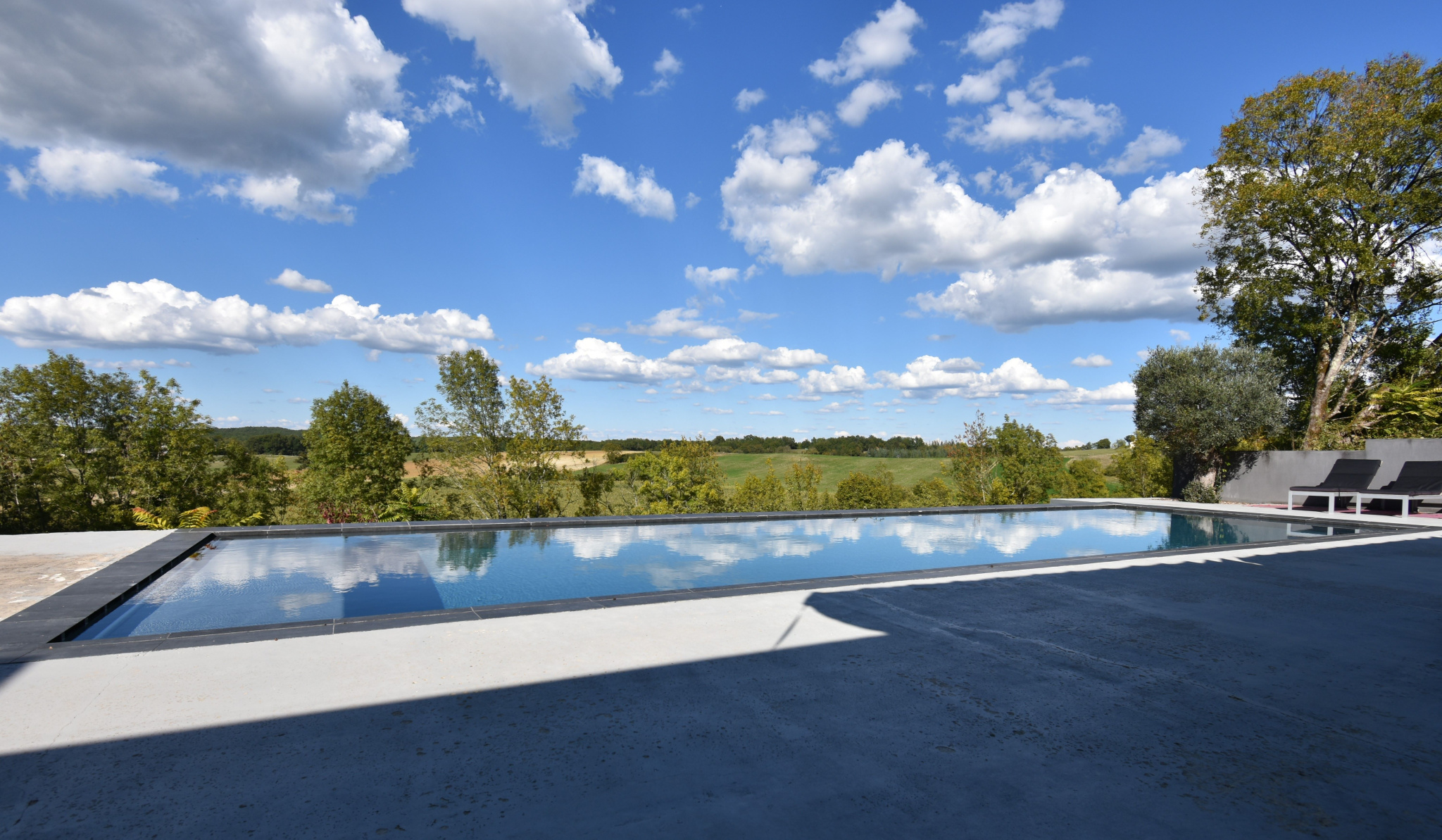 Prestigieux manoir et ses dépendances, piscine et prairies.