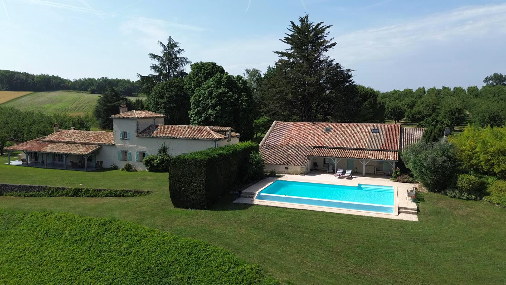Propriété avec vue exceptionnelle, deux gites et piscine.