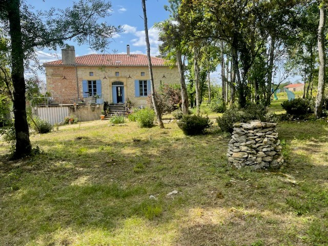 Belle maison de campagne à proximité d'un petit village dynamique du Lot et Garonne