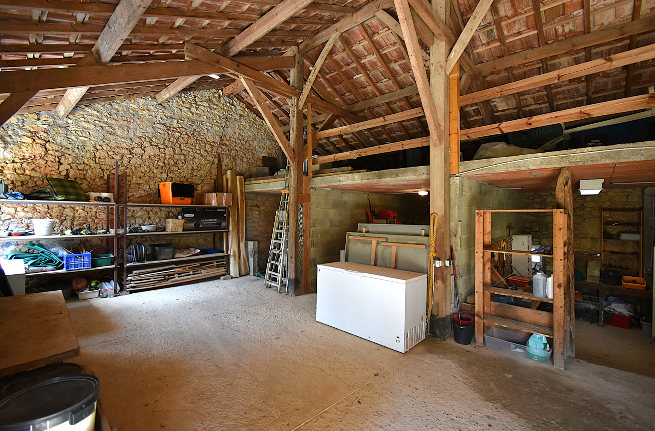 Très belle maison rénovée sur 8h avec terrain de loisir.