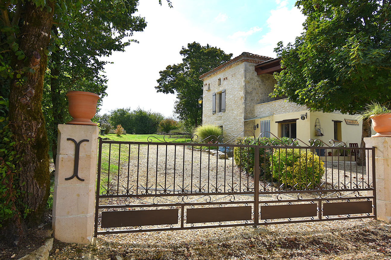 Très belle maison rénovée sur 8h avec terrain de loisir.