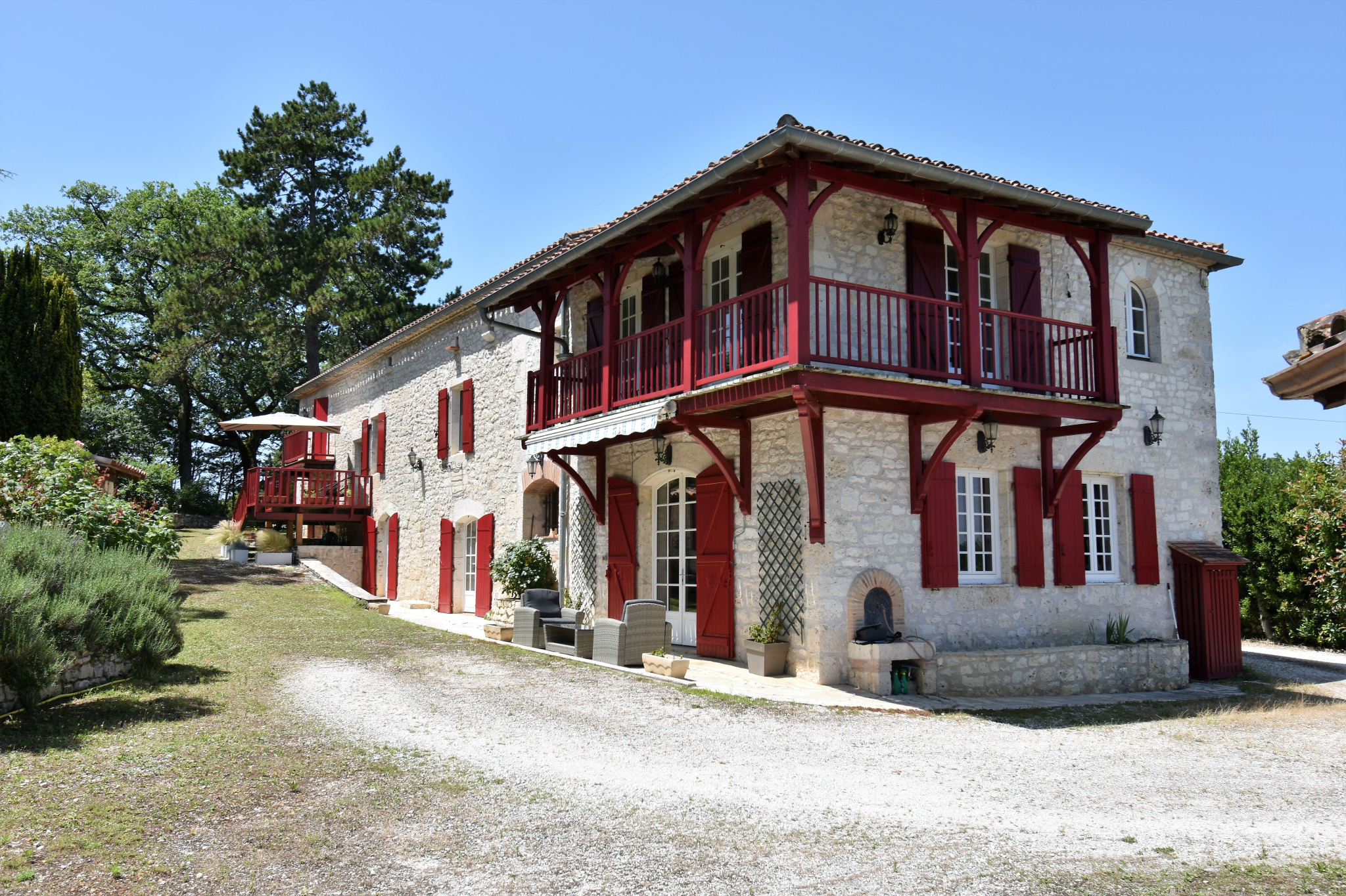 Maison familiale atypique, pleine de charme et d'histoire.