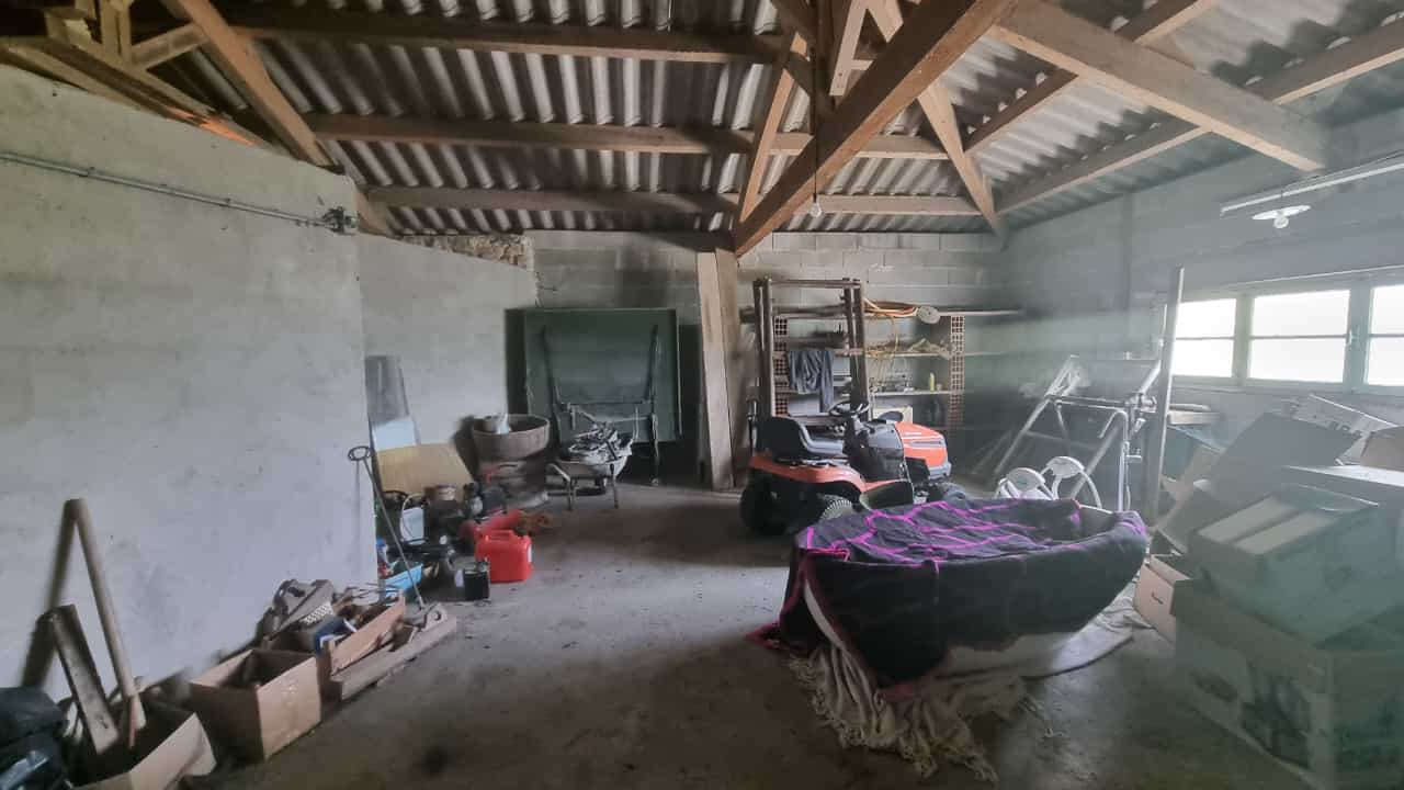 Ancien corps de ferme en situation dominante en sortie d'un hameau