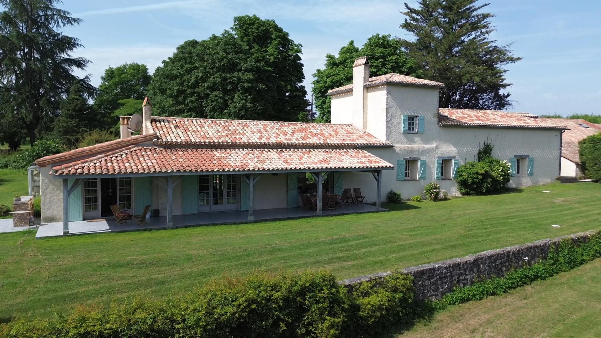 Propriété avec vue exceptionnelle, deux gites et piscine.