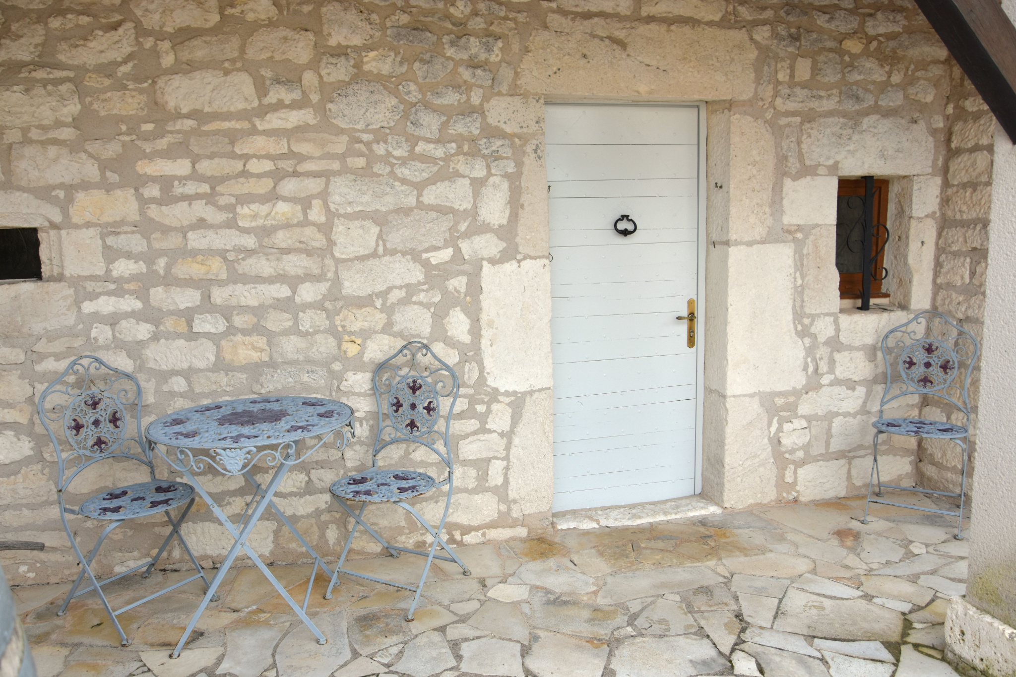 Propriété quercynoise en pierres avec piscine, chambre d'hôte et maison d'amis.