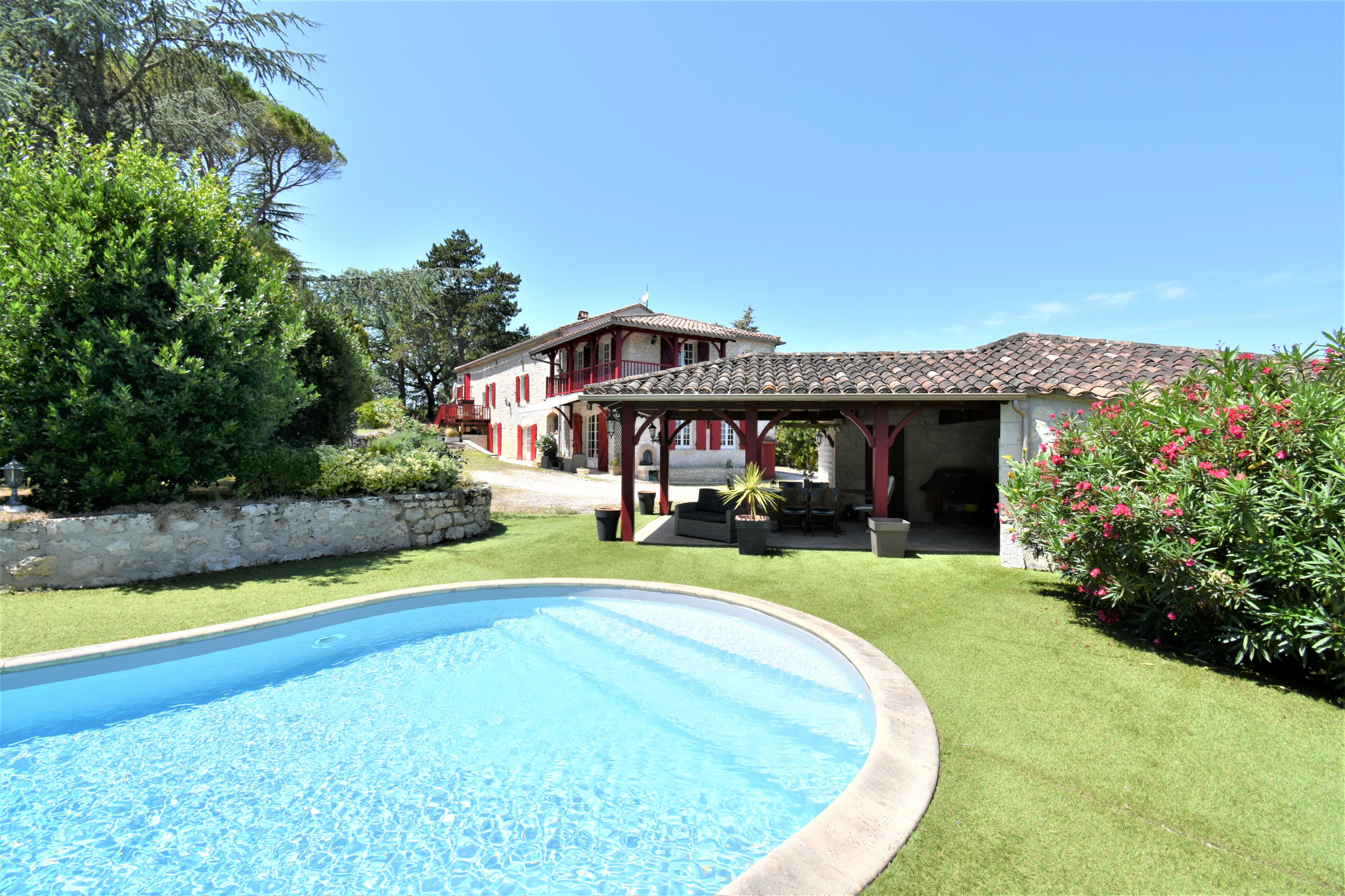 Maison familiale atypique, pleine de charme et d'histoire.