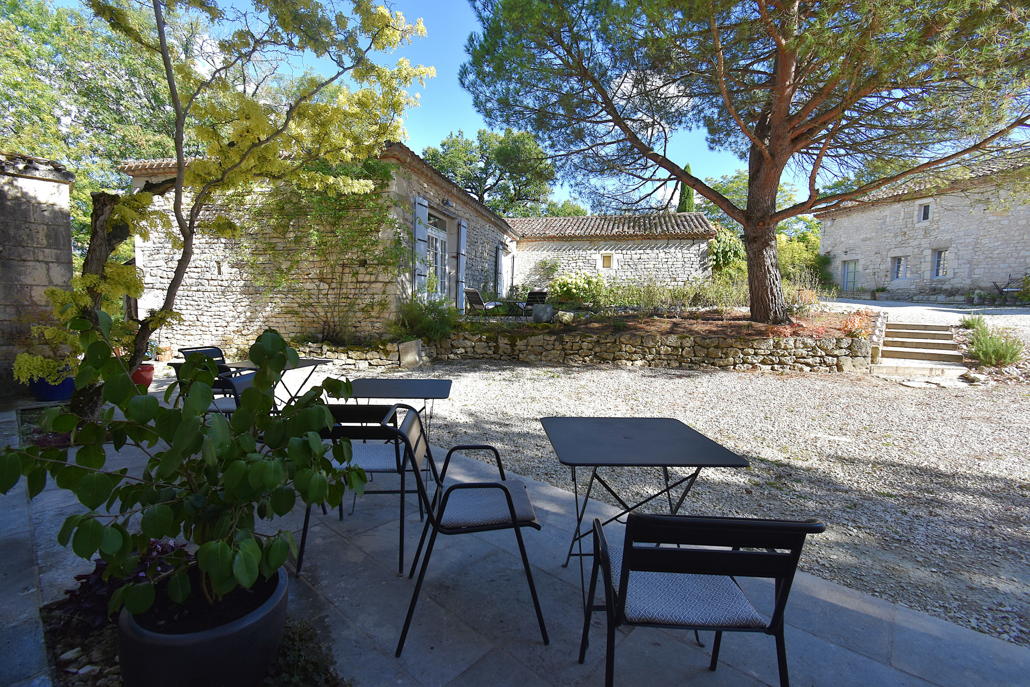 Prestigieux manoir et ses dépendances, piscine et prairies.