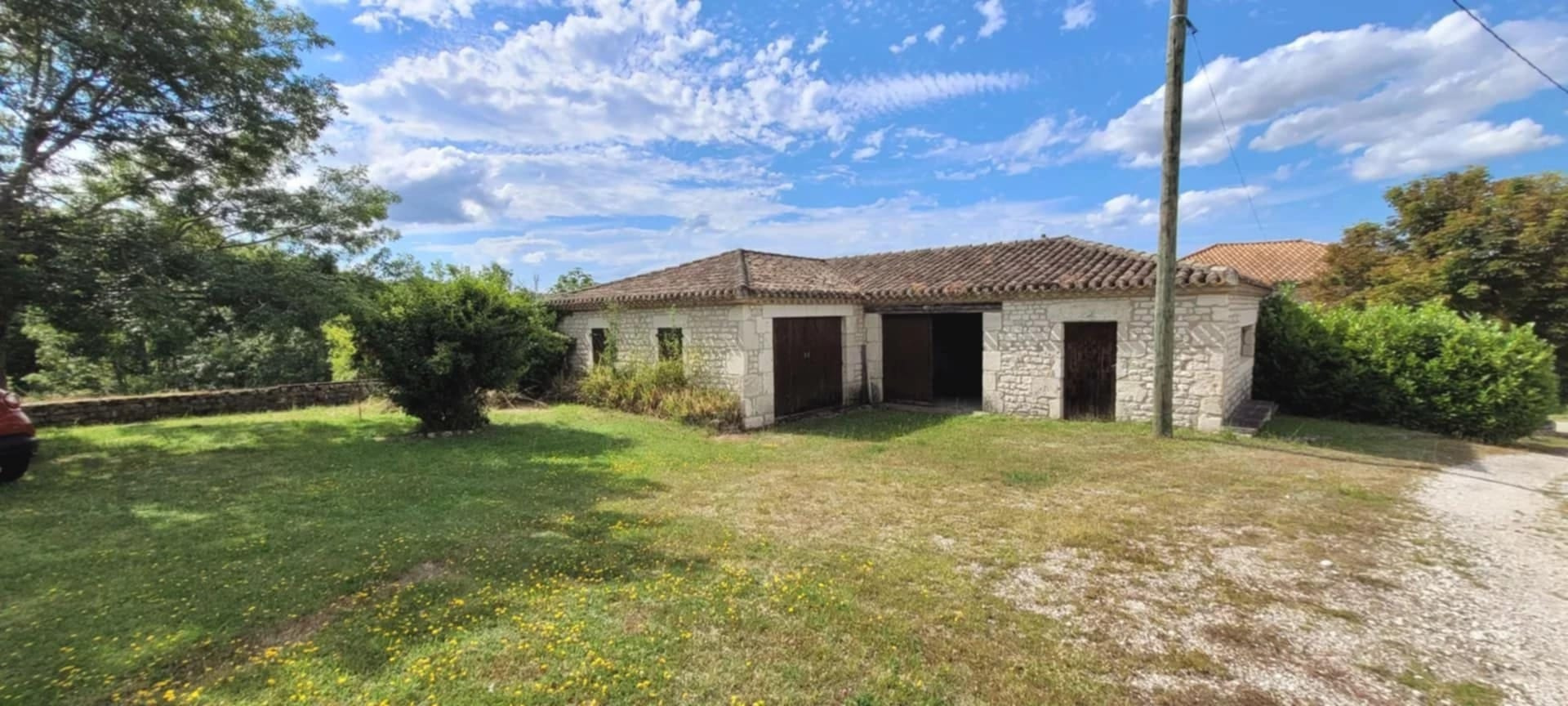 Ancien corps de ferme en situation dominante en sortie d'un hameau
