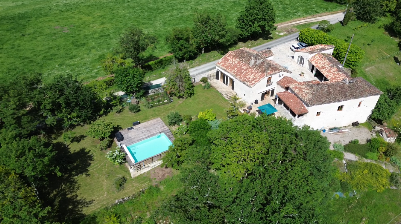 Propriété quercynoise en pierres avec piscine, chambre d'hôte et maison d'amis.