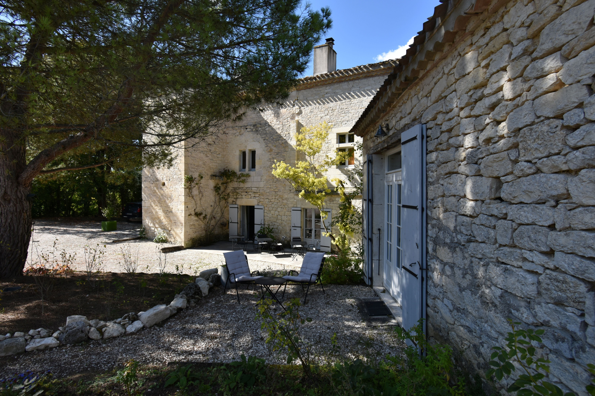 Prestigieux manoir et ses dépendances, piscine et prairies.