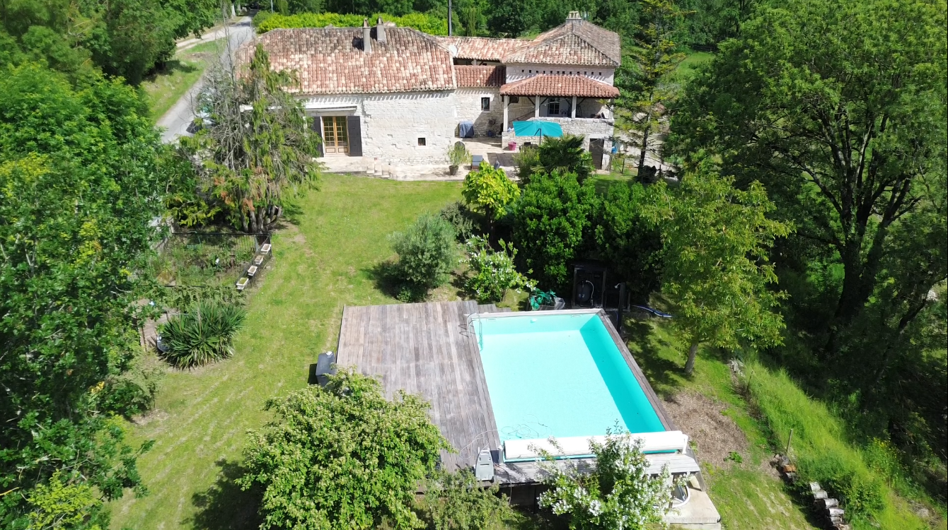 Propriété quercynoise en pierres avec piscine, chambre d'hôte et maison d'amis.