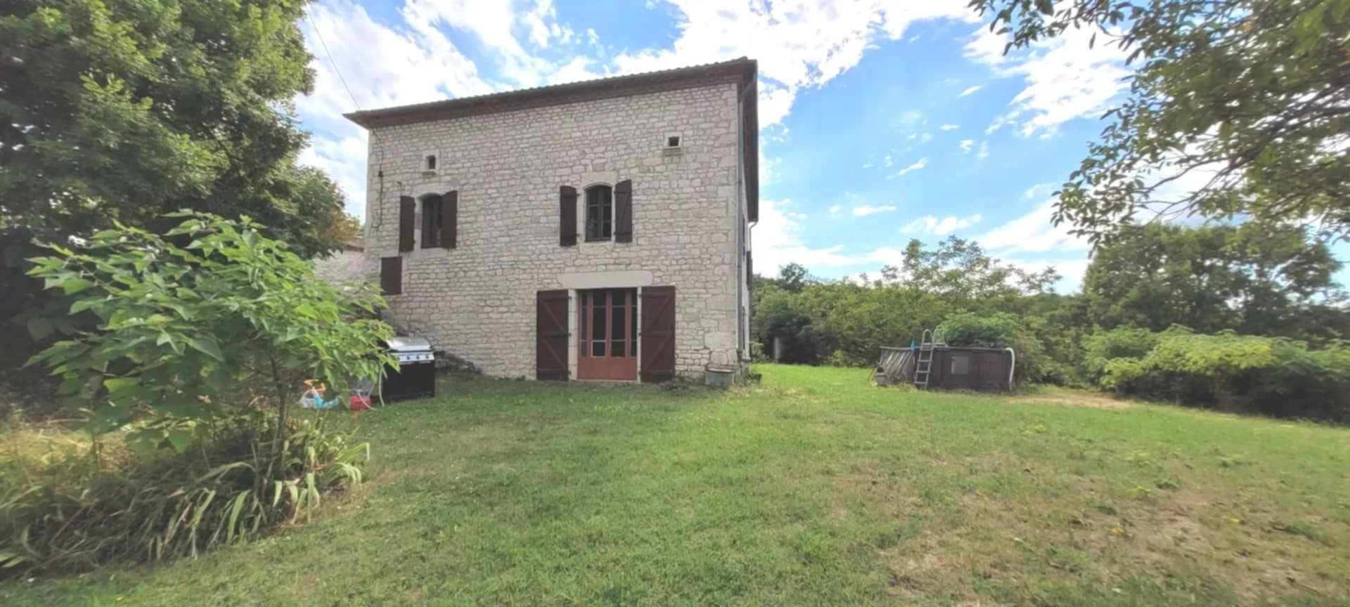 Ancien corps de ferme en situation dominante en sortie d'un hameau