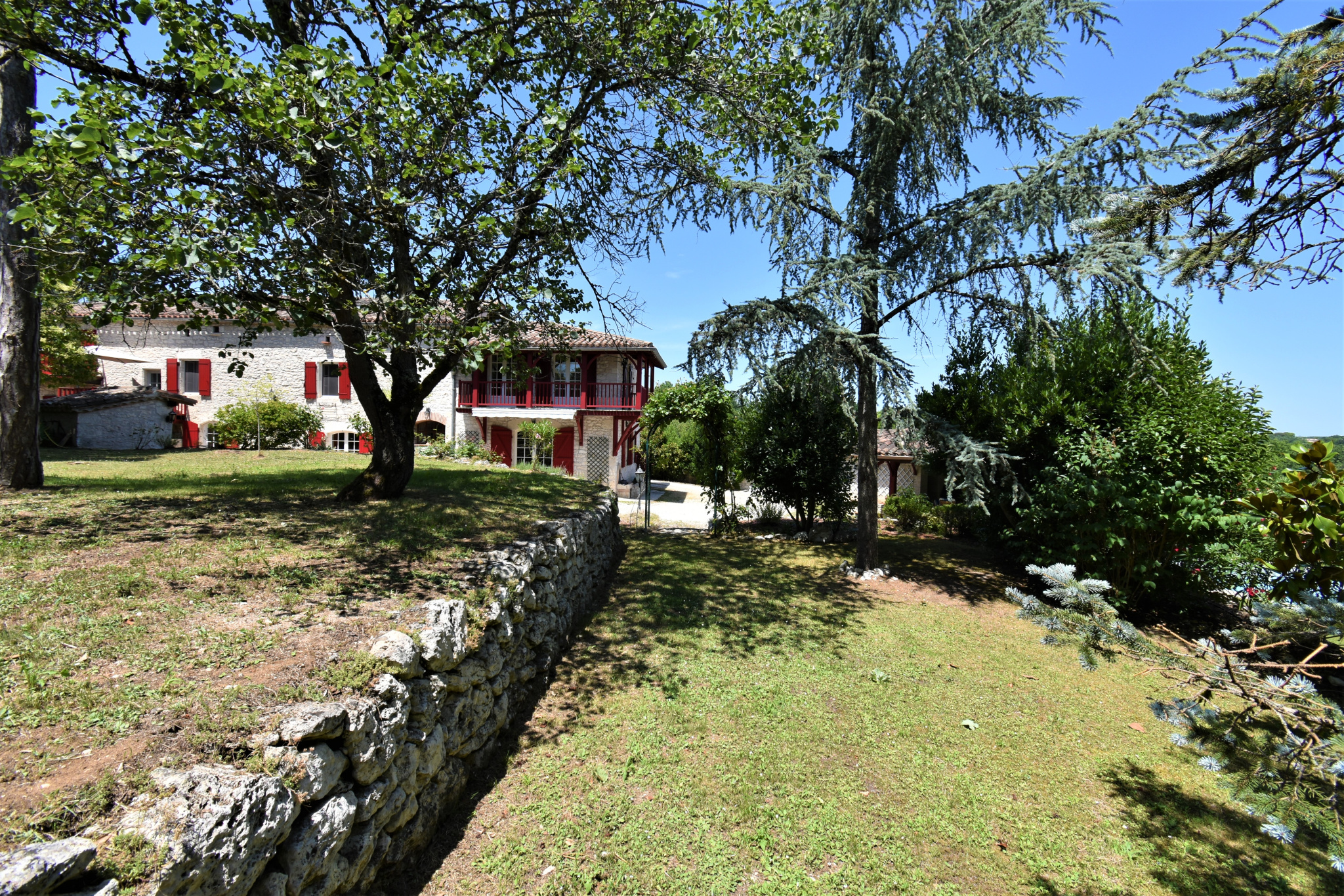 Maison familiale atypique, pleine de charme et d'histoire.
