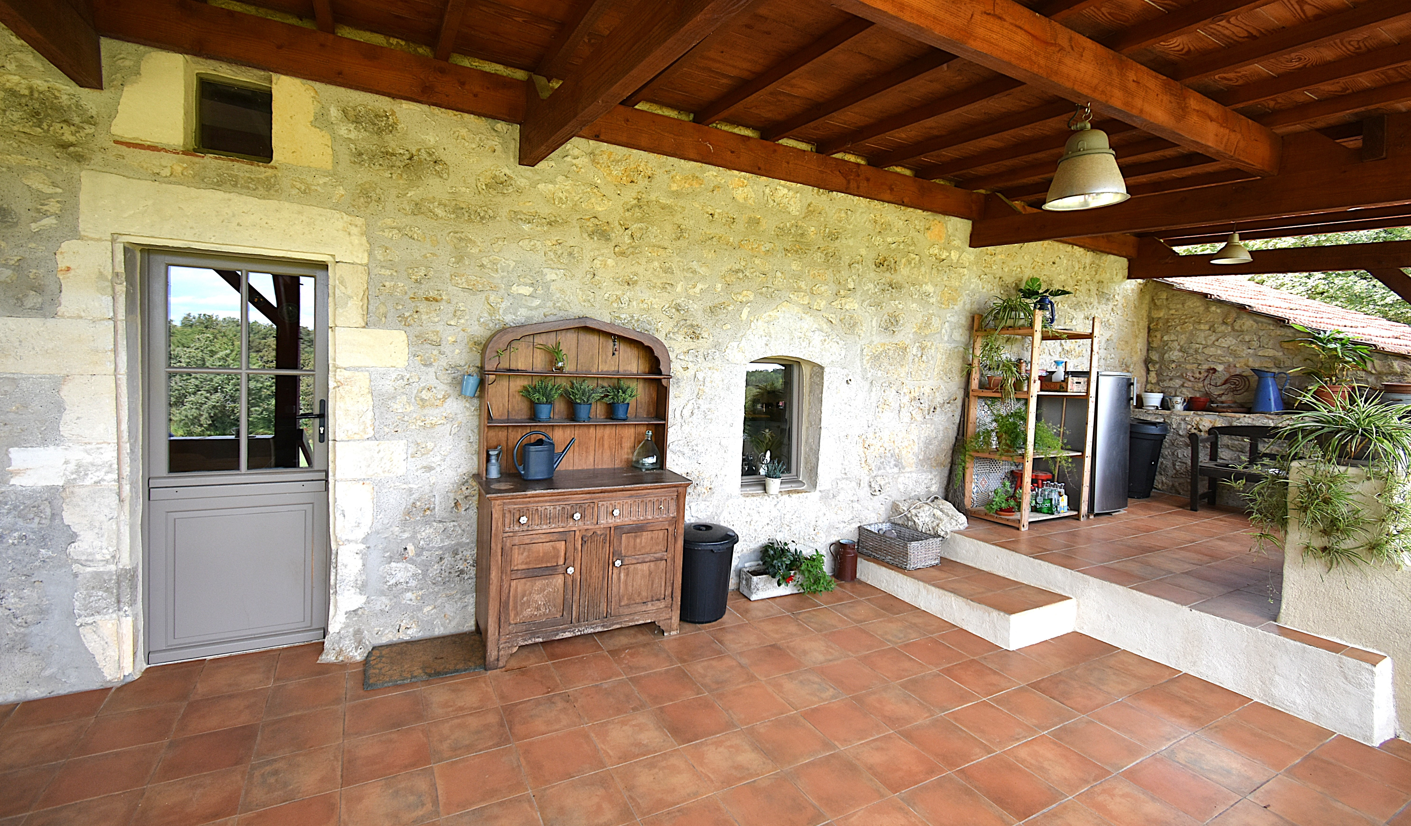 Très belle maison rénovée sur 8h avec terrain de loisir.