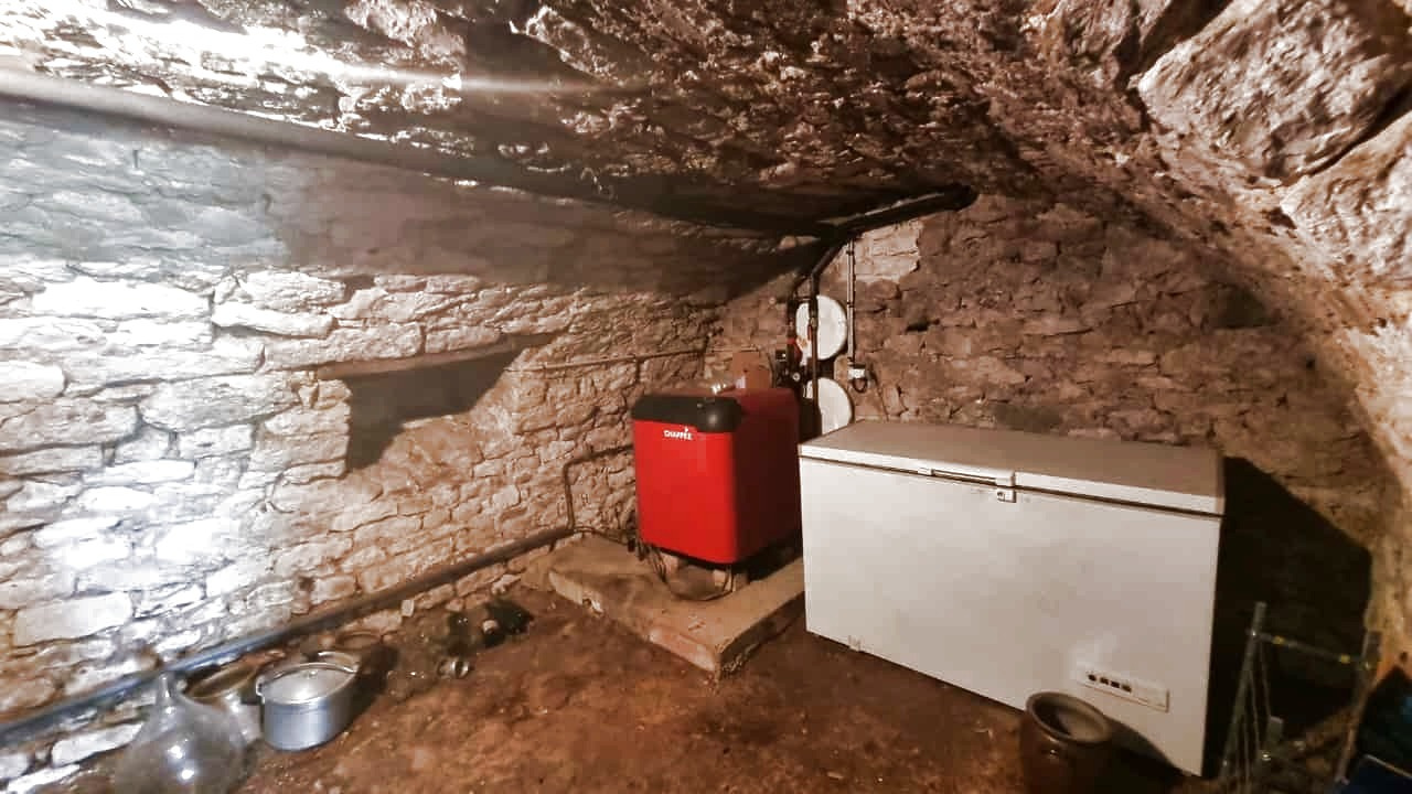 Ancien corps de ferme en situation dominante en sortie d'un hameau