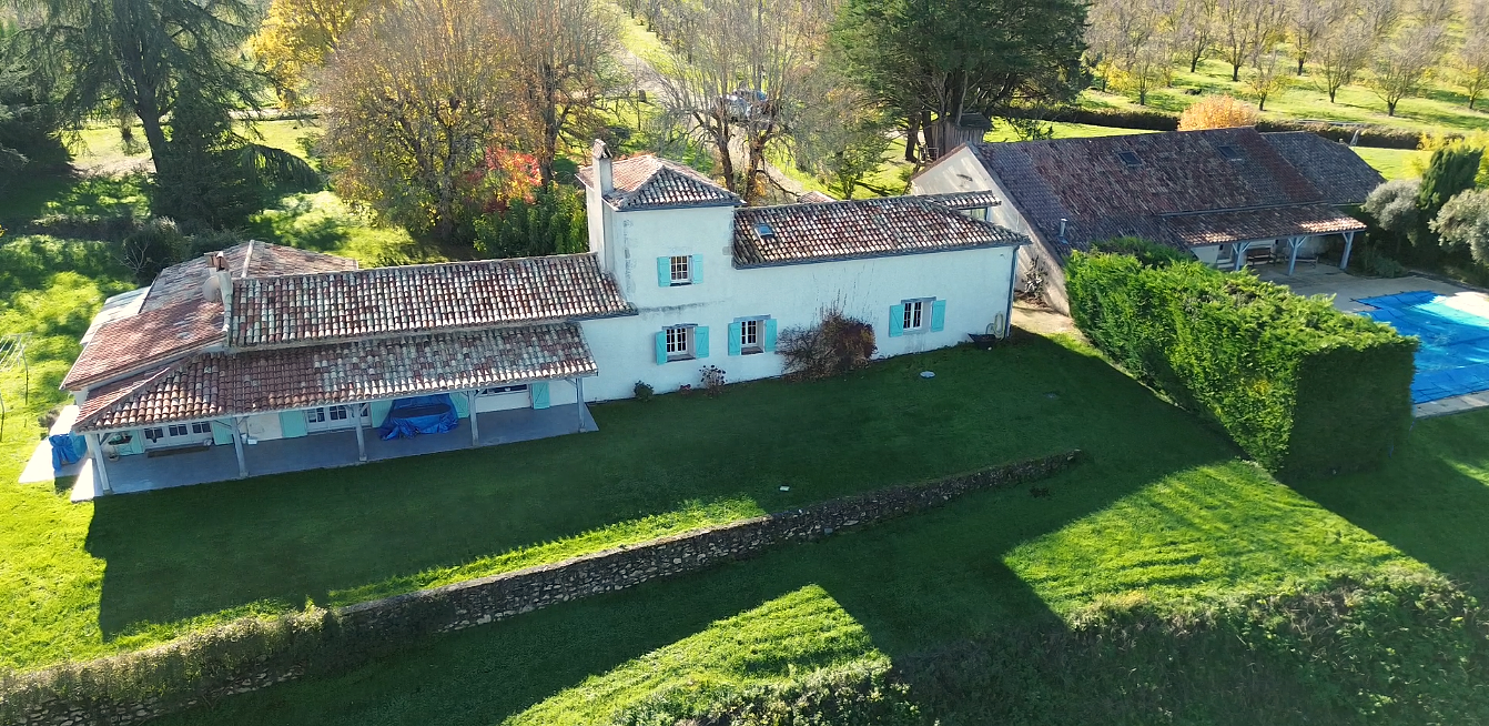 Propriété avec vue exceptionnelle, deux gites et piscine.