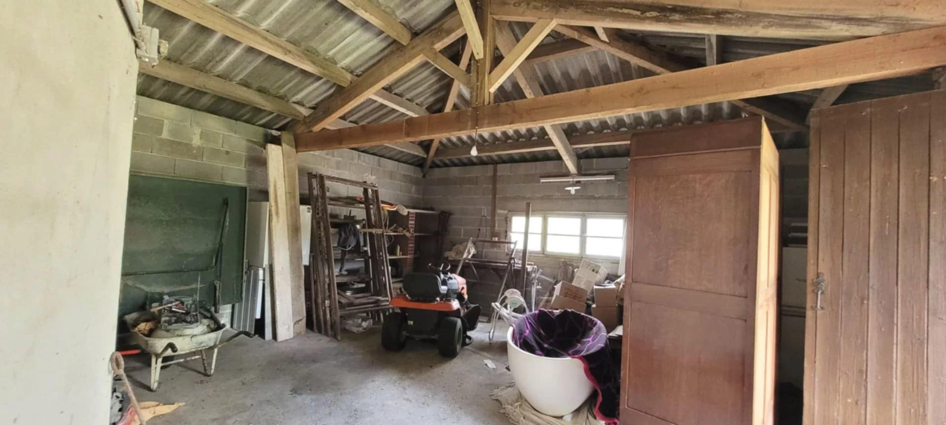 Ancien corps de ferme en situation dominante en sortie d'un hameau