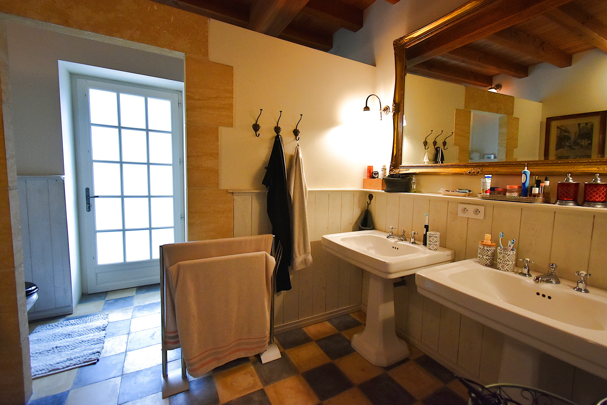 Construction de haute qualité avec piscine, gîtes et 1,5 ha