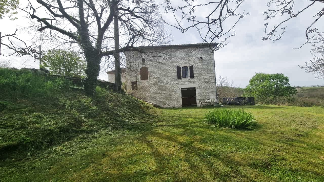 Ancien corps de ferme en situation dominante en sortie d'un hameau