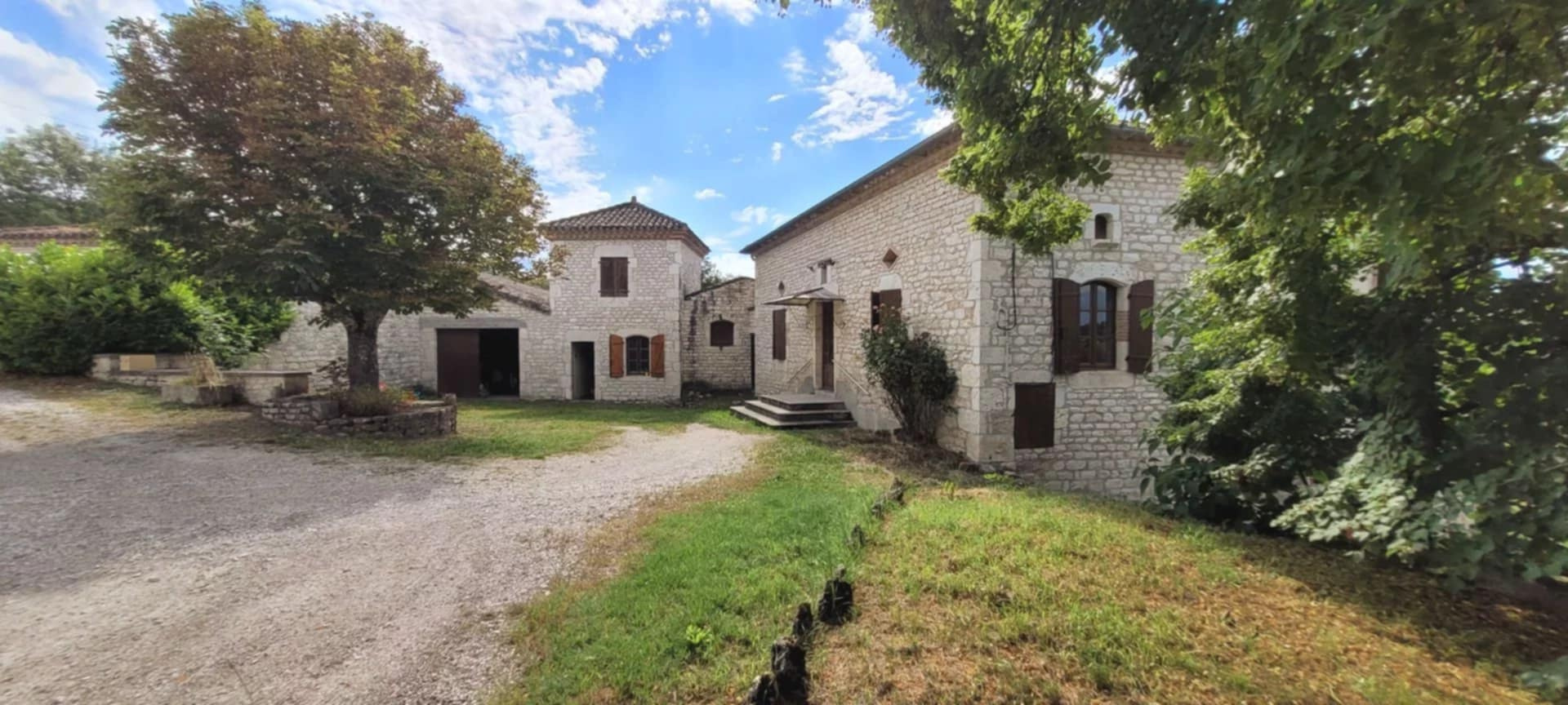 Ancien corps de ferme en situation dominante en sortie d'un hameau