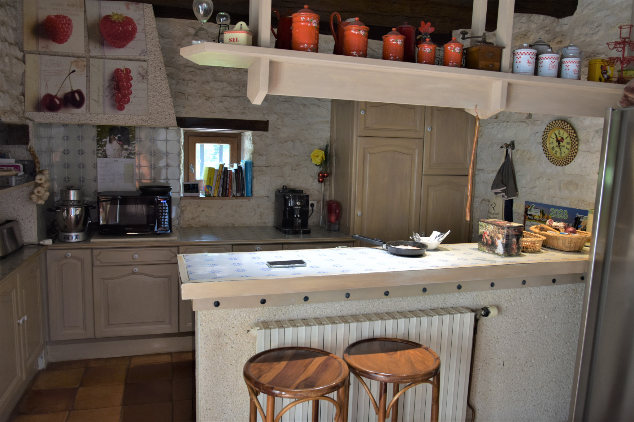 Propriété quercynoise en pierres avec piscine, chambre d'hôte et maison d'amis.