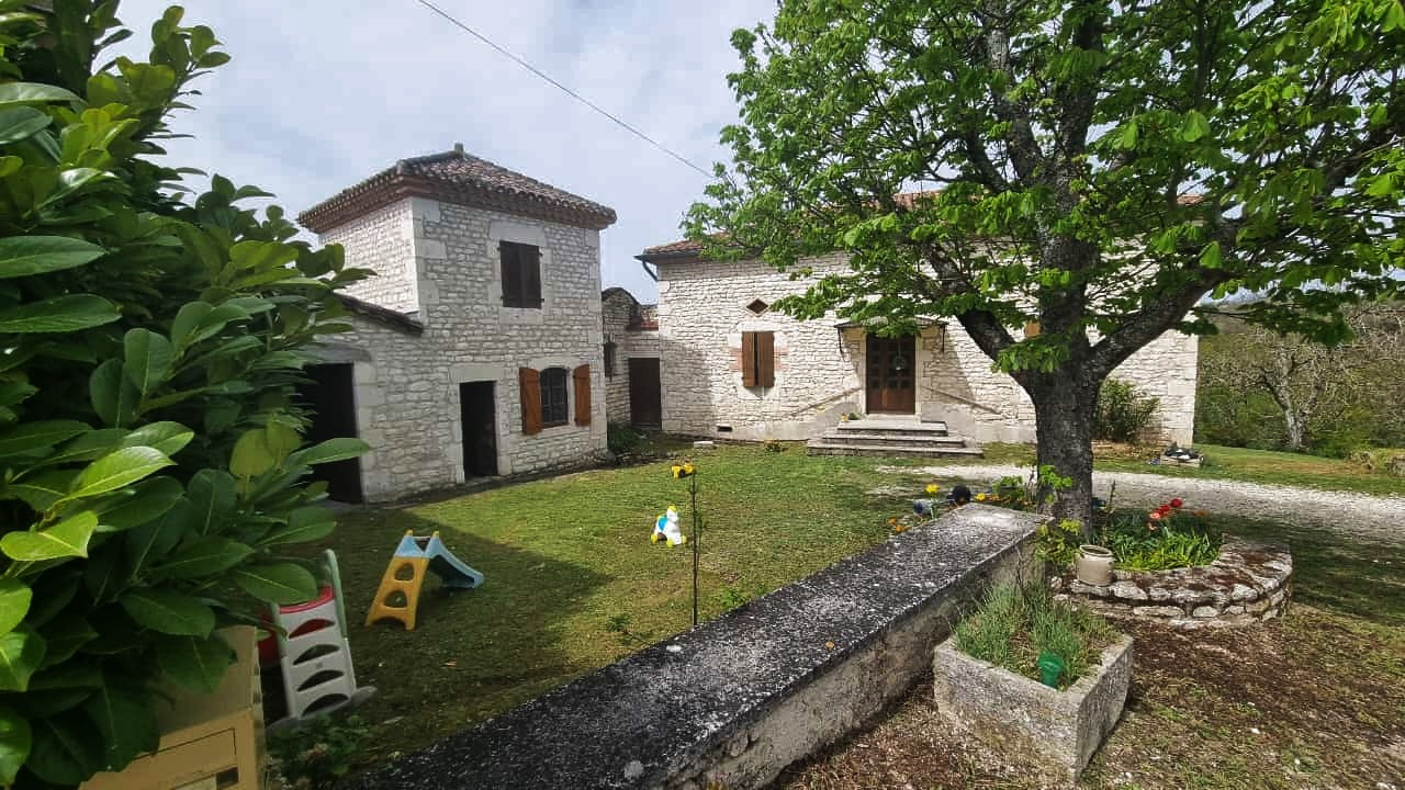 Ancien corps de ferme en situation dominante en sortie d'un hameau