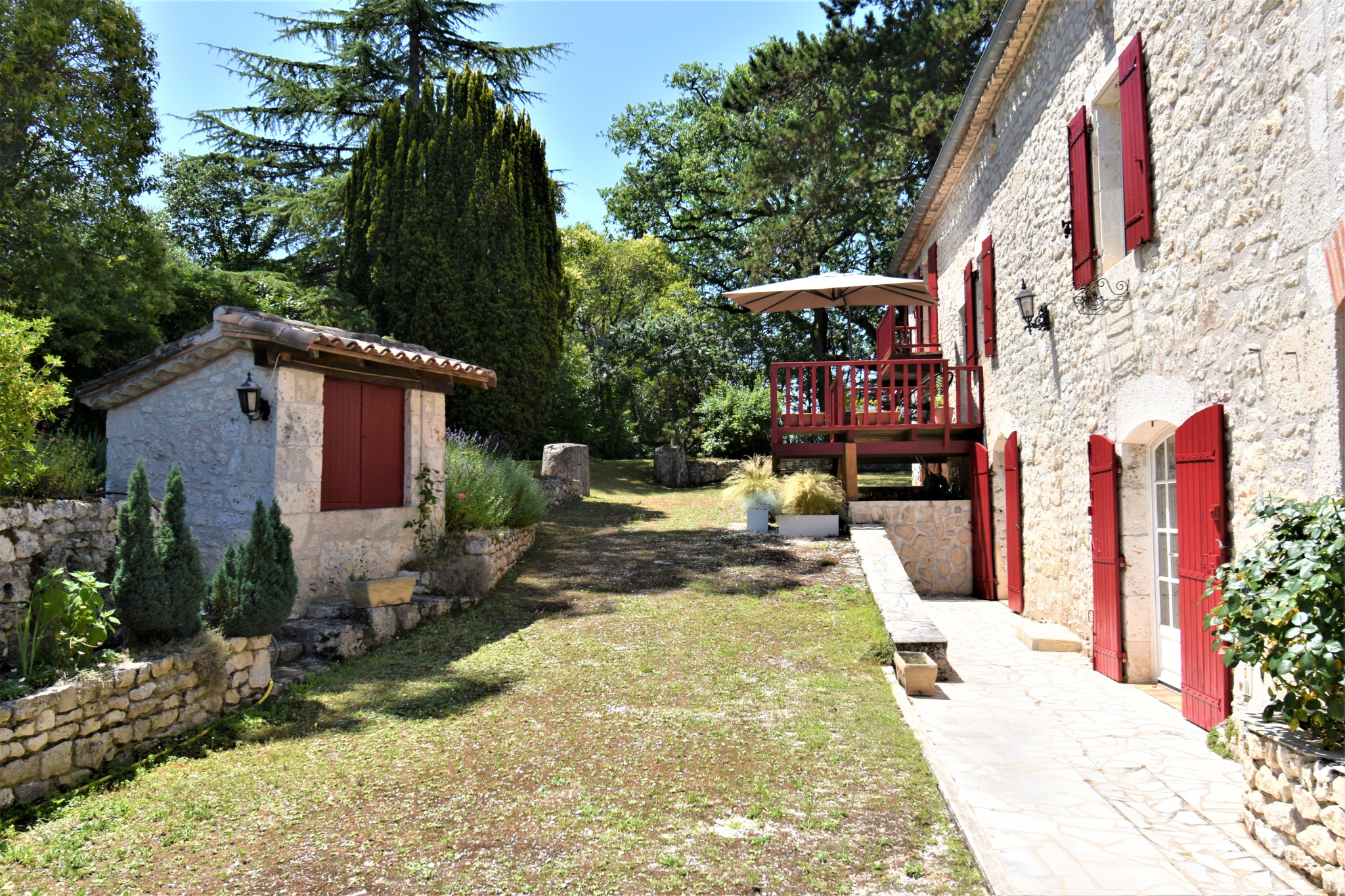 Maison familiale atypique, pleine de charme et d'histoire.