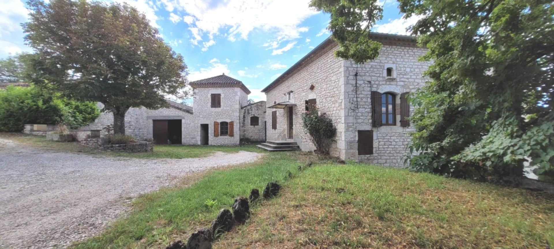 Ancien corps de ferme en situation dominante en sortie d'un hameau