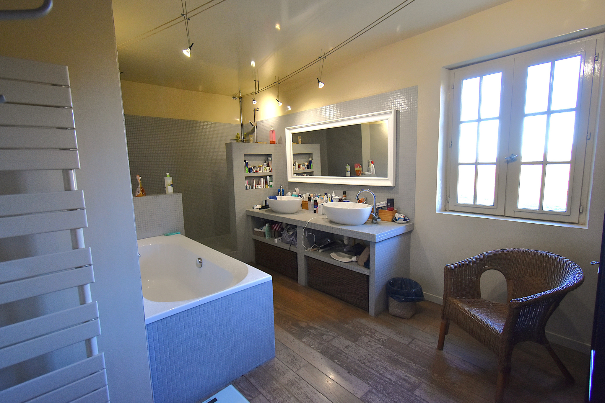 Propriété avec vue exceptionnelle, deux gites et piscine.