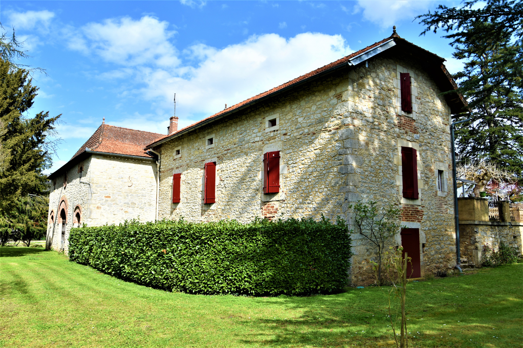 Très belle maison en pierre et son jardin à la Française.
