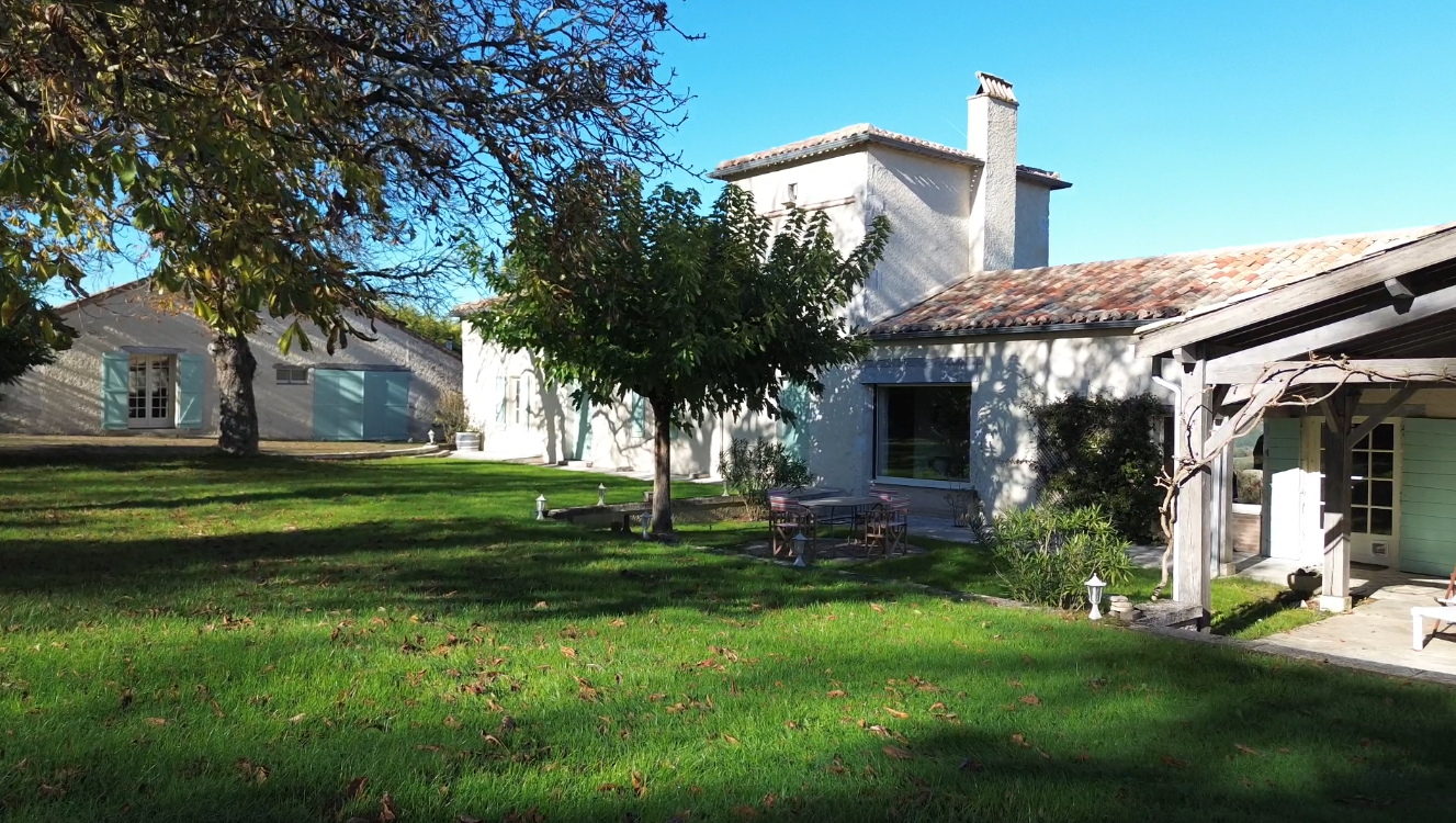 Propriété avec vue exceptionnelle, deux gites et piscine.