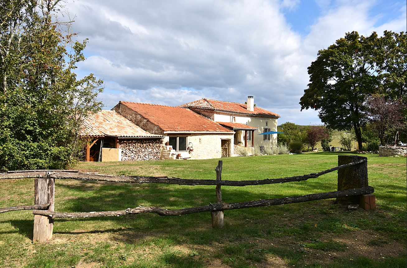 Très belle maison rénovée sur 8h avec terrain de loisir.