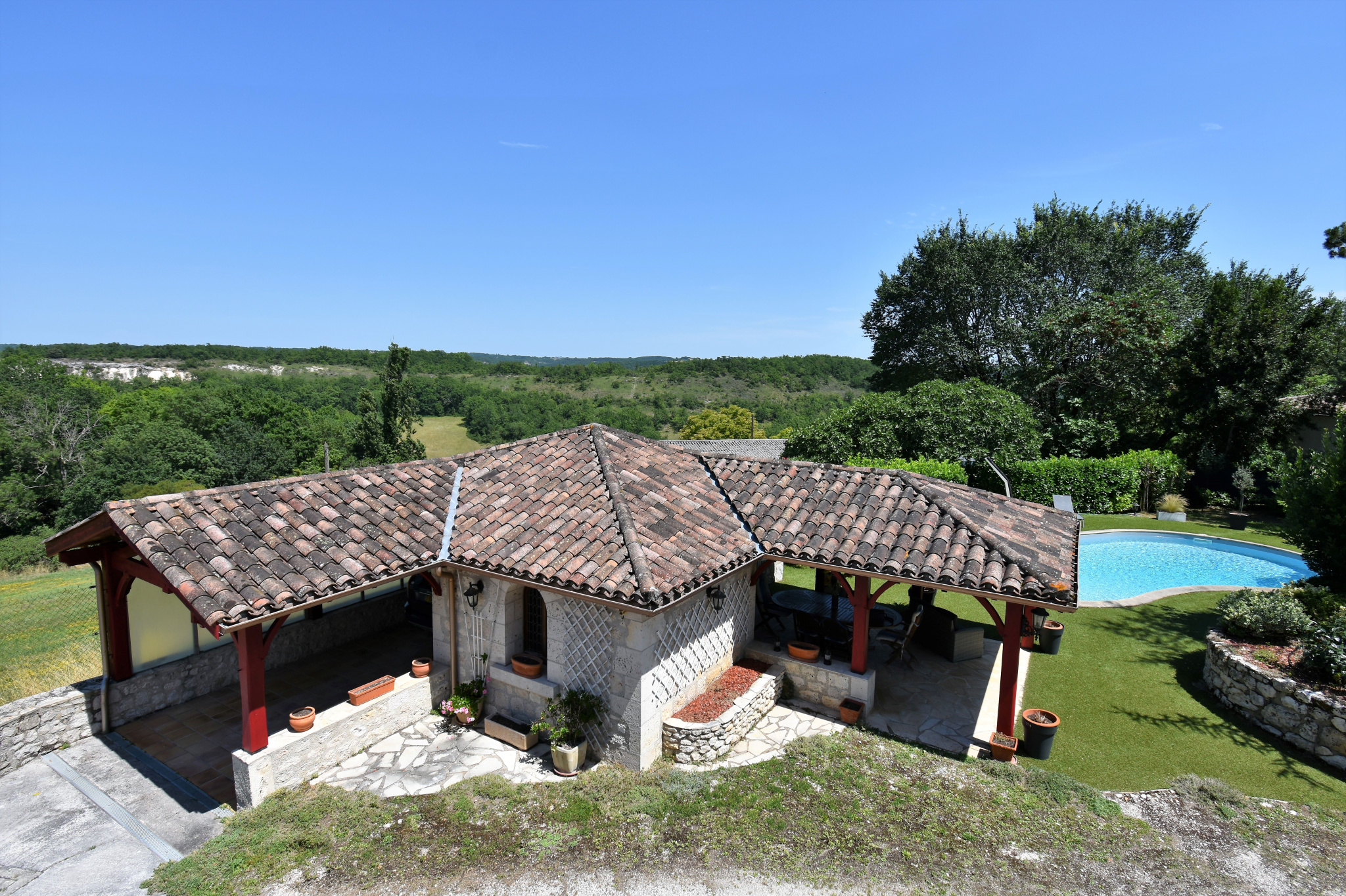 Maison familiale atypique, pleine de charme et d'histoire.