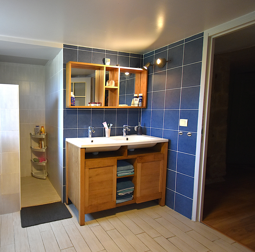 Très belle maison rénovée sur 8h avec terrain de loisir.