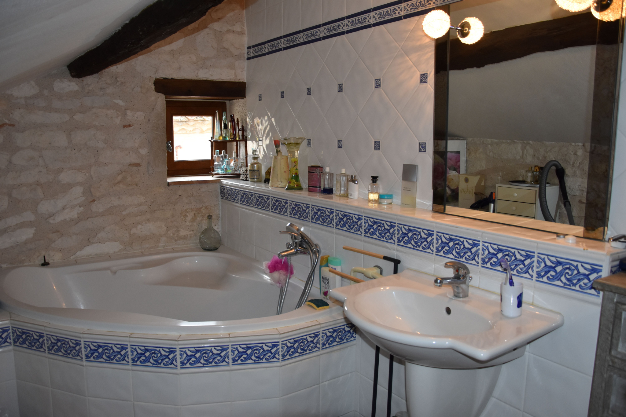 Propriété quercynoise en pierres avec piscine, chambre d'hôte et maison d'amis.