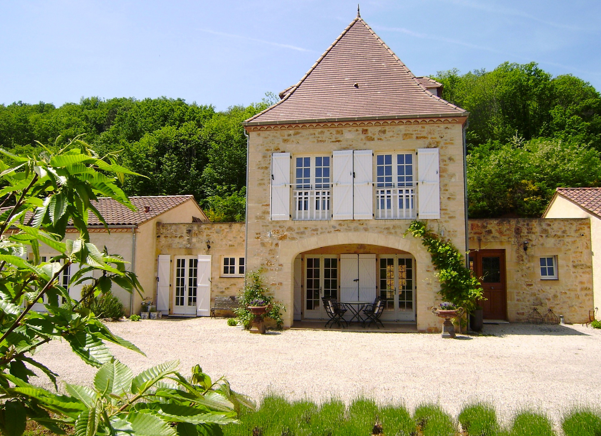Construction de haute qualité avec piscine, gîtes et 1,5 ha