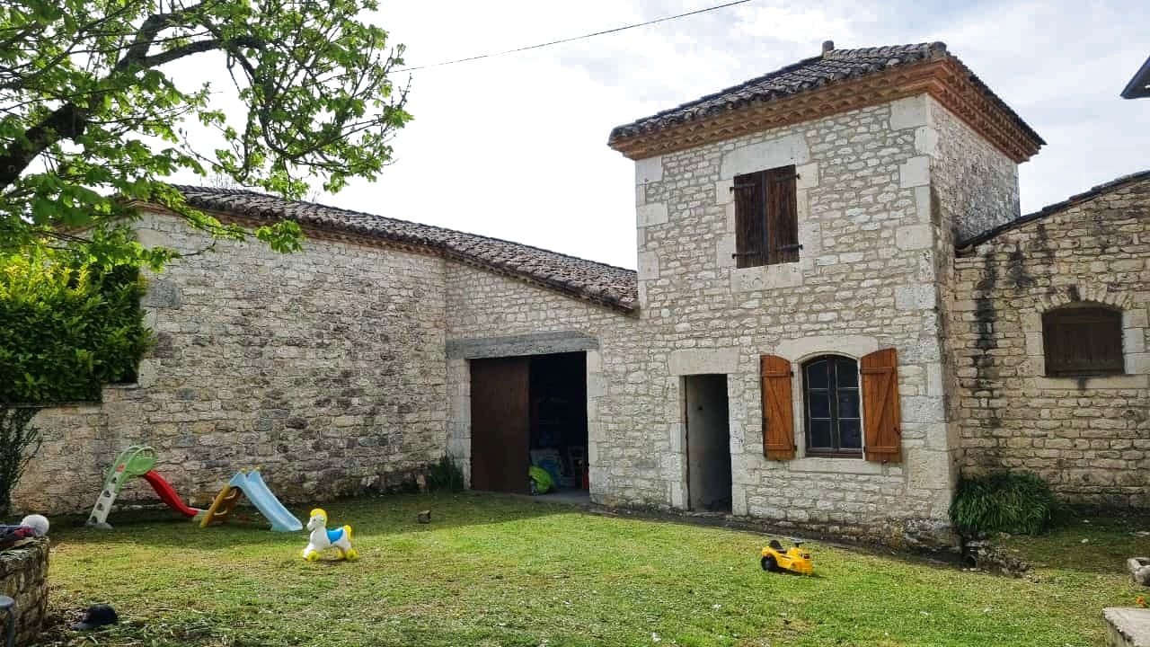 Ancien corps de ferme en situation dominante en sortie d'un hameau