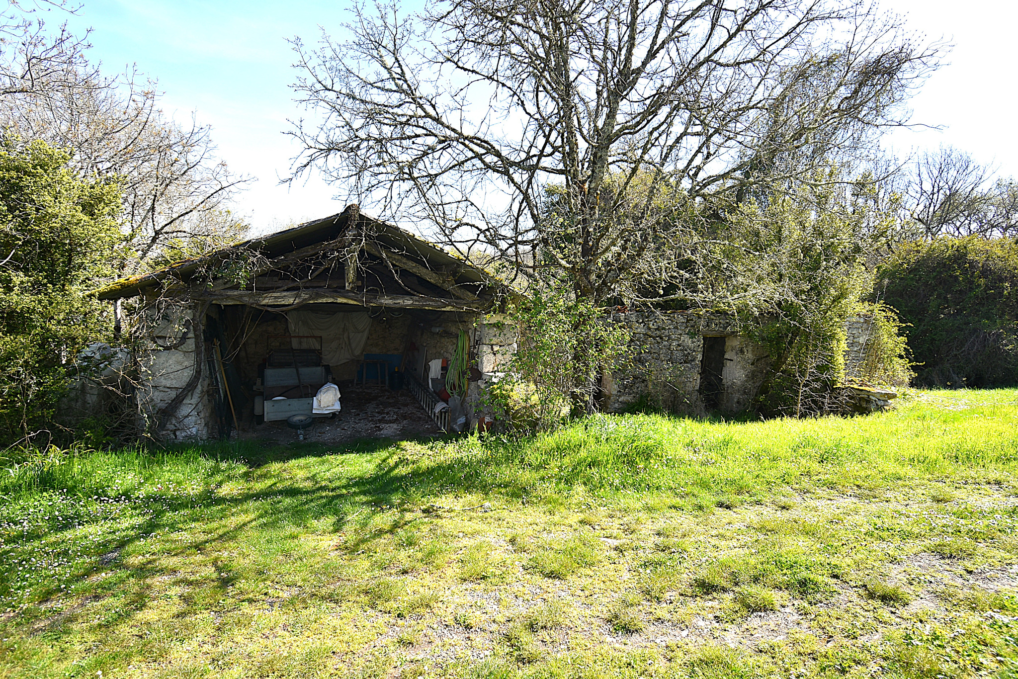Ravissante fermette isolée et ses dépendances sur 27ha